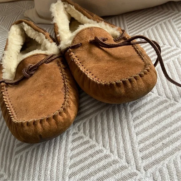 {Ugg} moccasin slippers - Picture 5 of 6